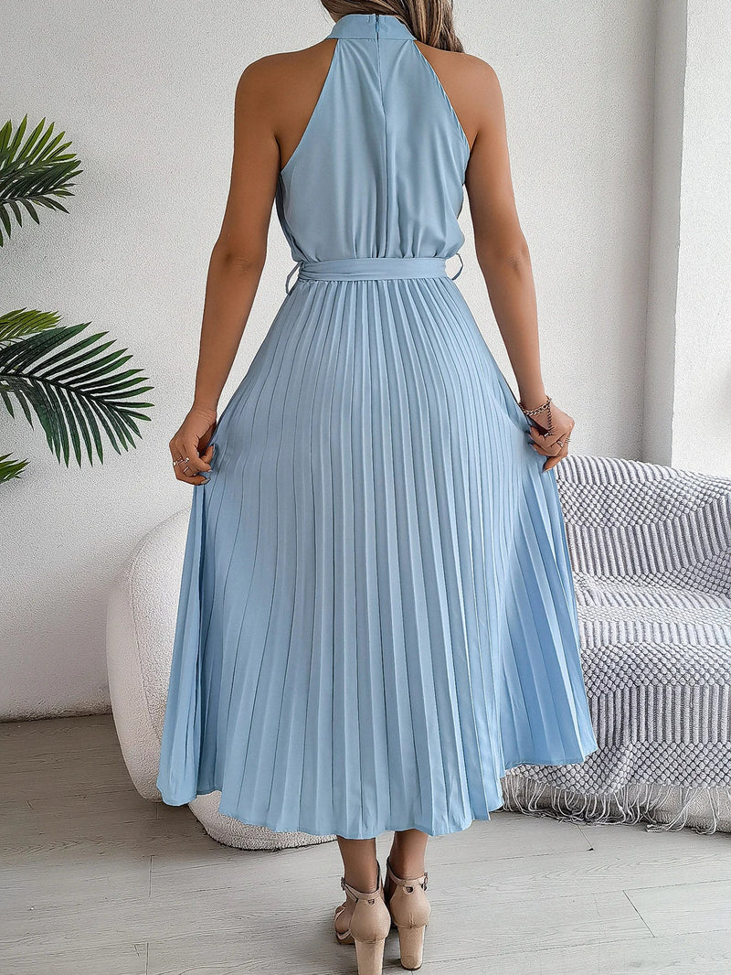 Robe élégante avec col montant et lien à la taille